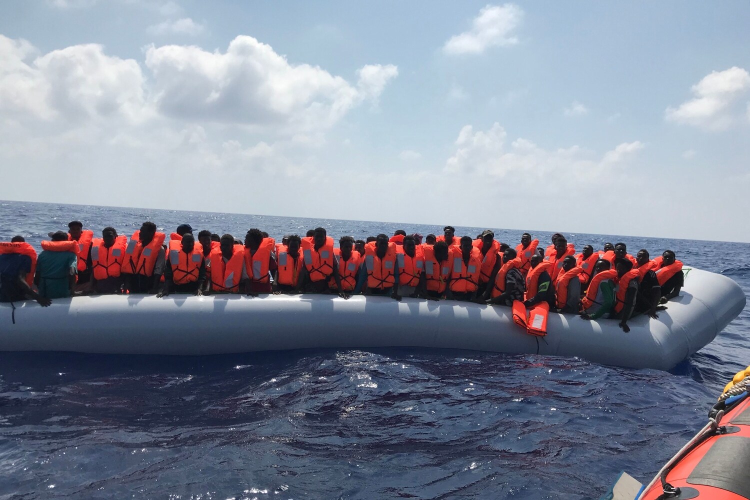 Migrantes en un bote inflable, durante la segunda operación de rescate de los miembros de la tripulación del barco de rescate 'Ocean Viking', operado por las ONG francesas SOS Mediterranee y Medecins sans Frontieres (MSF), en el Mar Mediterráneo.