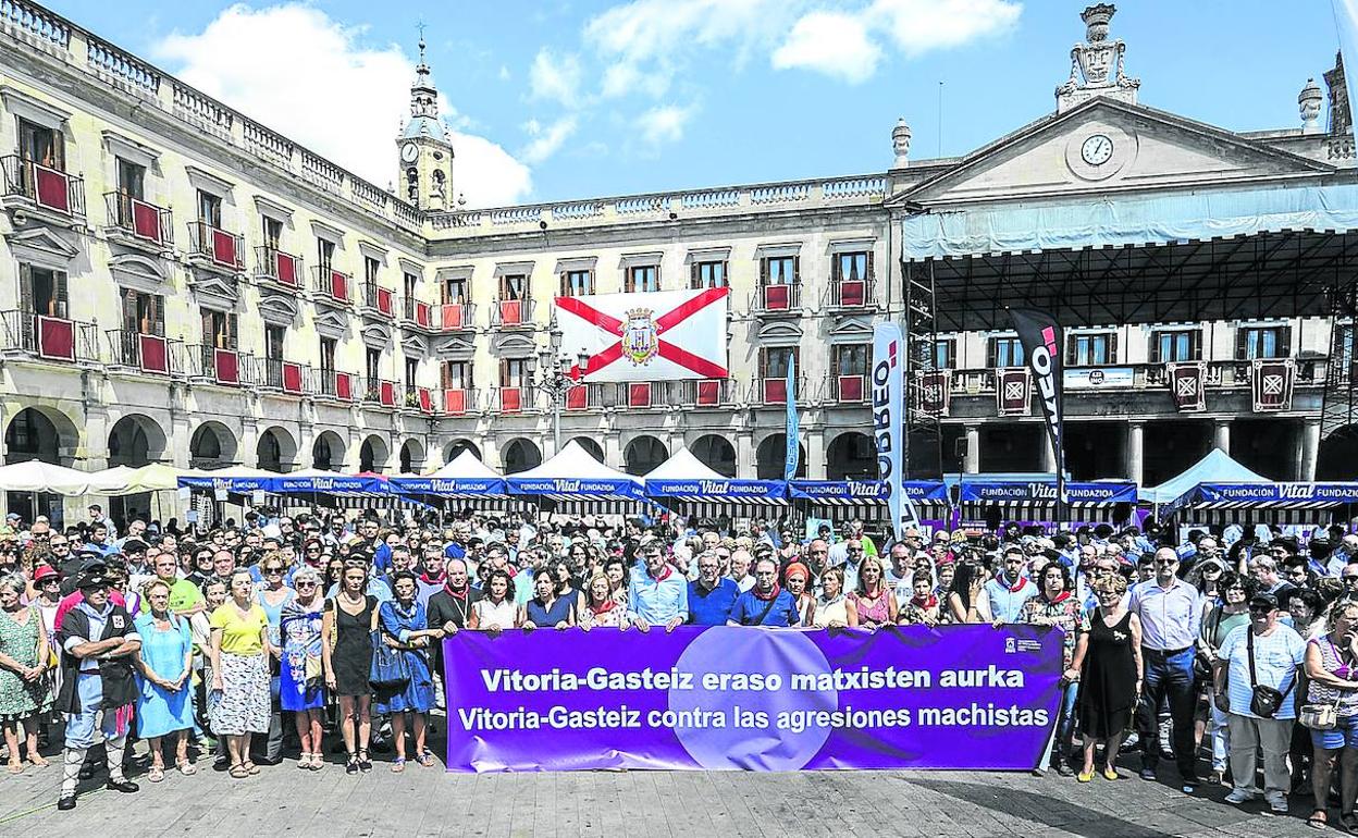 Representantes municipales y forales presiden la convocatoria anti agresiones convocada el jueves por el Ayuntamiento de Vitoria.