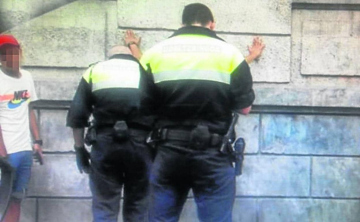Policías municipales registran e identifican ayer a tres de los sospechosos de la violación múltiple de Bilbao tras suspuestamente robar un móvil.
