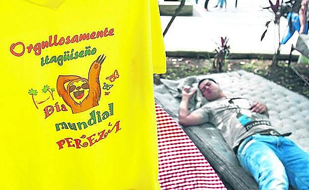 Un ciudadano de Itagüí, en Colombia, festeja haraganeando en público, sobre un colchón, el Día Mundial de la Pereza.