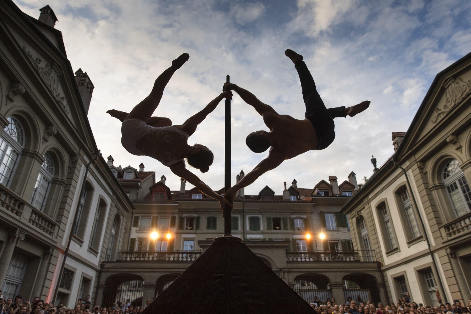 Los artistas acrobáticos Dominic Lacasse (d) y Karen Goudreault actúan en el Festival Buskers, en Bern (Suiza). 