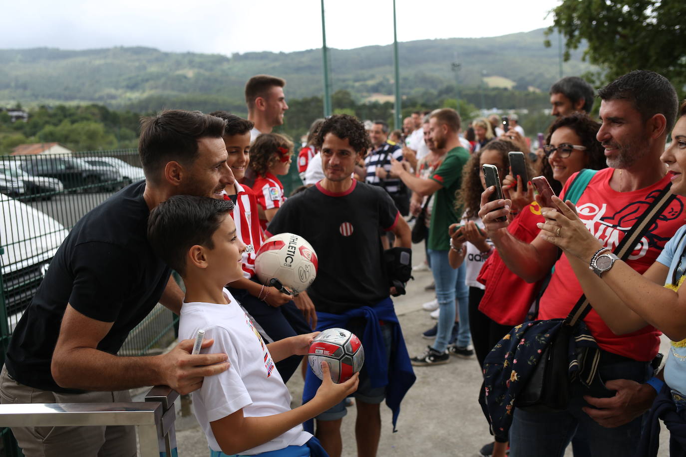 Fotos: Los jugadores del Athletic entrenan y firman autógrafos en Lezama