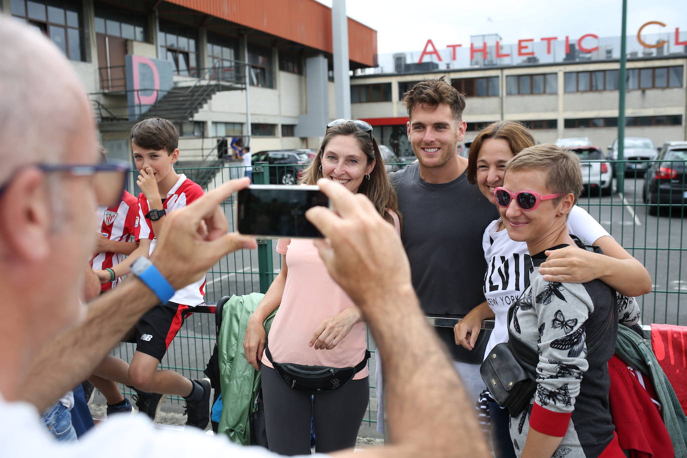 Fotos: Los jugadores del Athletic entrenan y firman autógrafos en Lezama