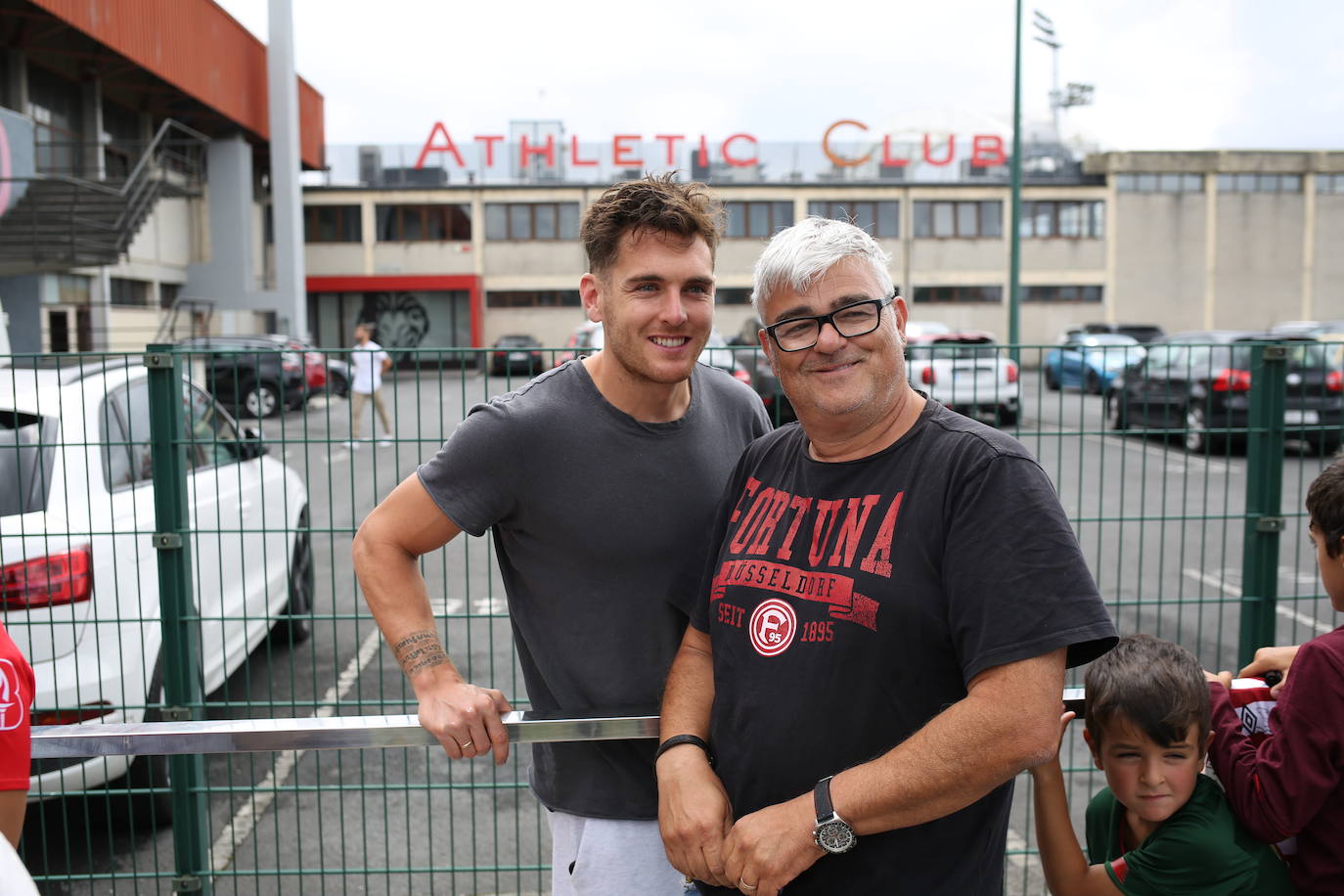 Fotos: Los jugadores del Athletic entrenan y firman autógrafos en Lezama