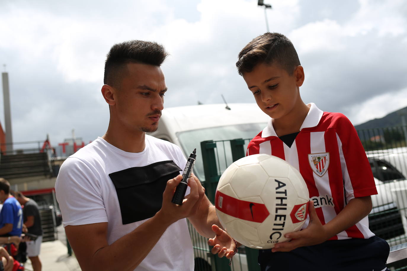 Fotos: Los jugadores del Athletic entrenan y firman autógrafos en Lezama