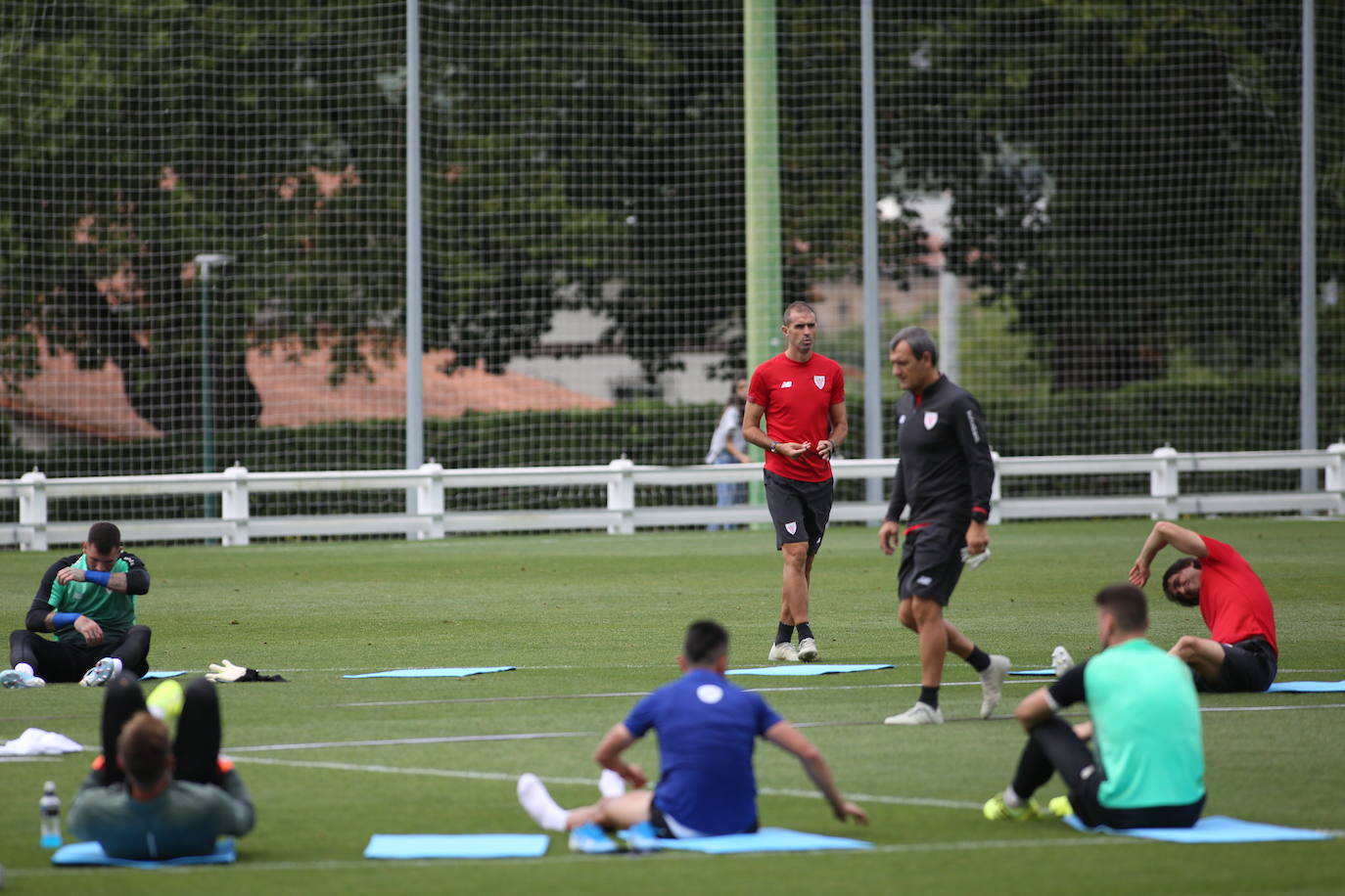 Fotos: Los jugadores del Athletic entrenan y firman autógrafos en Lezama