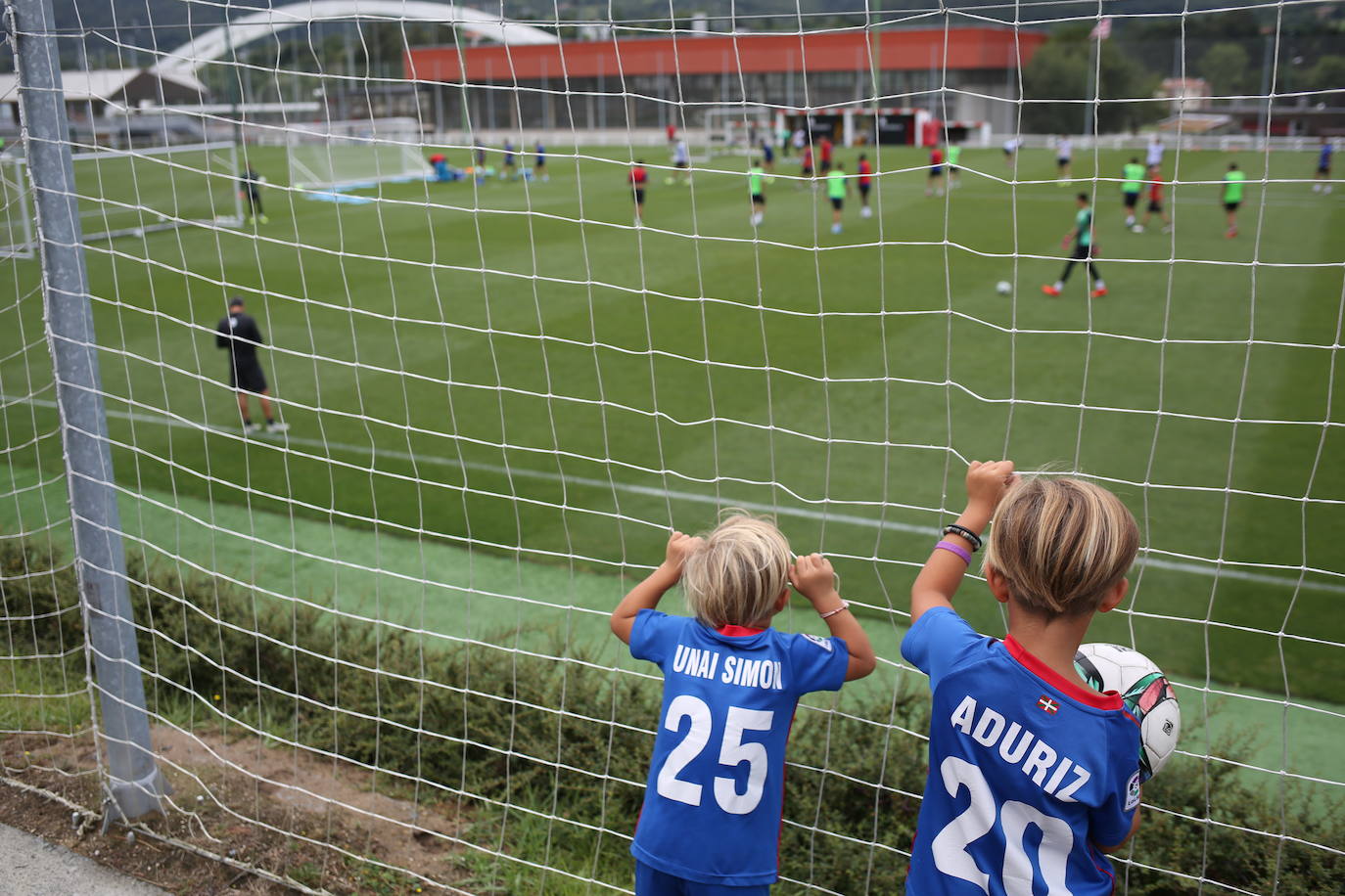 Fotos: Los jugadores del Athletic entrenan y firman autógrafos en Lezama