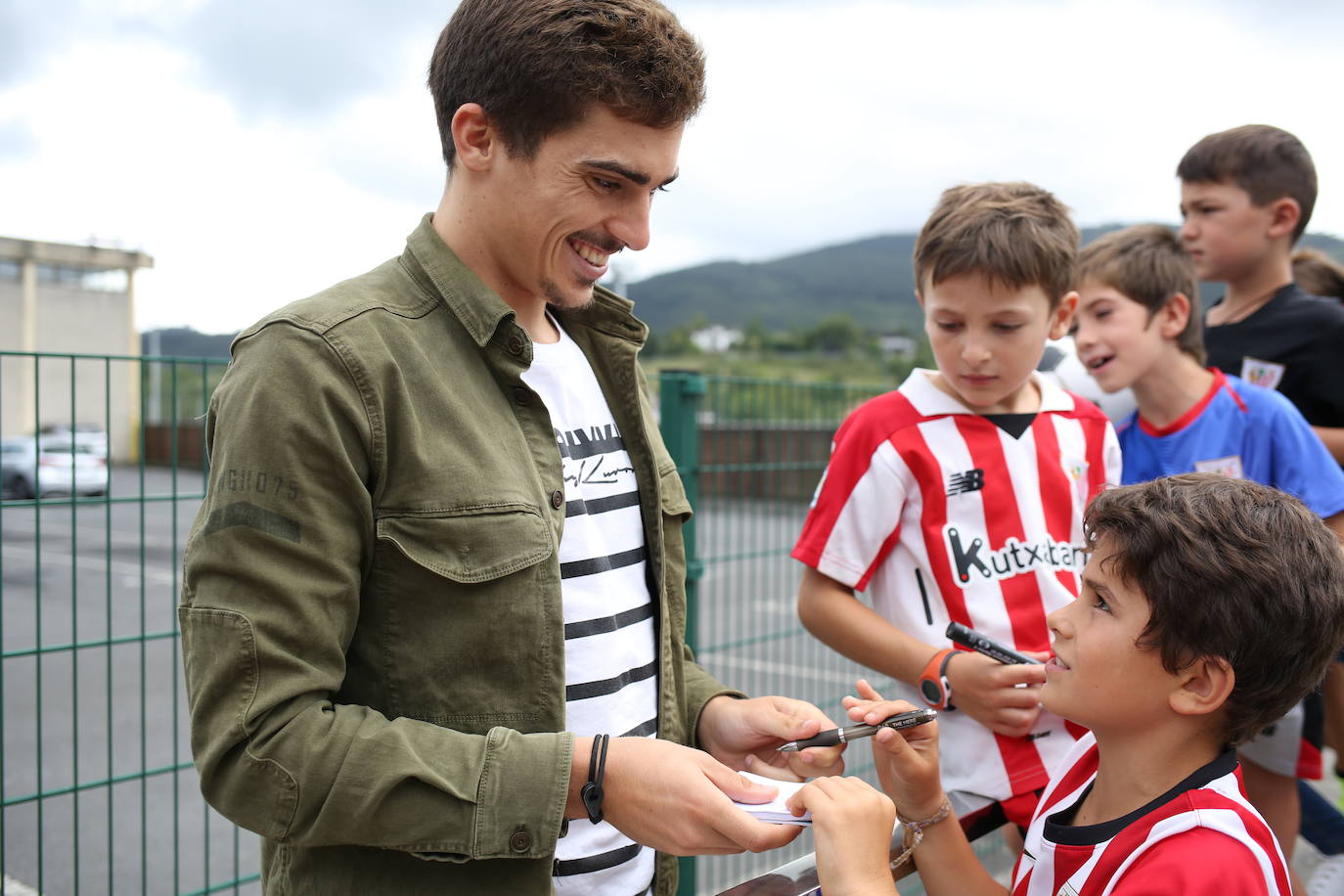 Fotos: Los jugadores del Athletic entrenan y firman autógrafos en Lezama