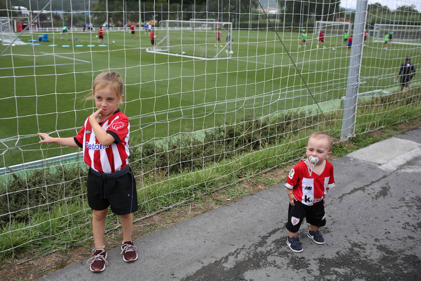 Fotos: Los jugadores del Athletic entrenan y firman autógrafos en Lezama