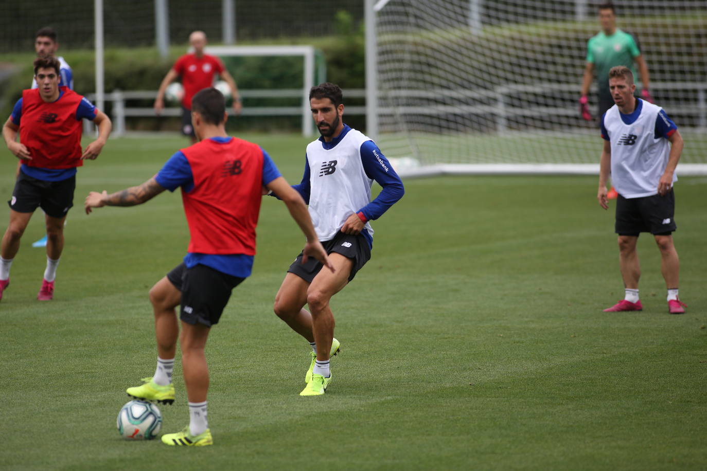 Fotos: Los jugadores del Athletic entrenan y firman autógrafos en Lezama