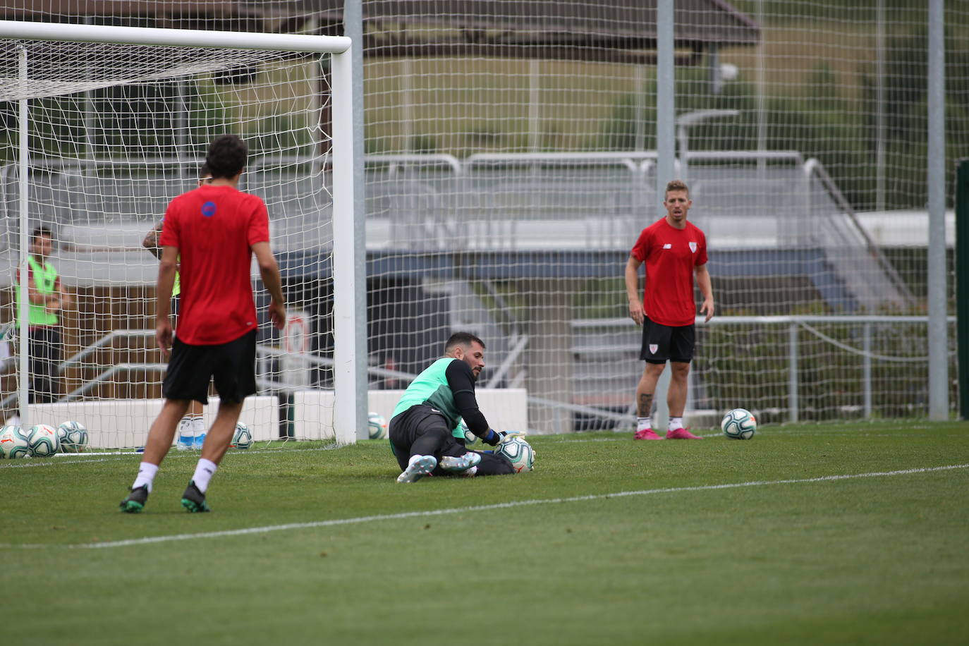 Fotos: Los jugadores del Athletic entrenan y firman autógrafos en Lezama