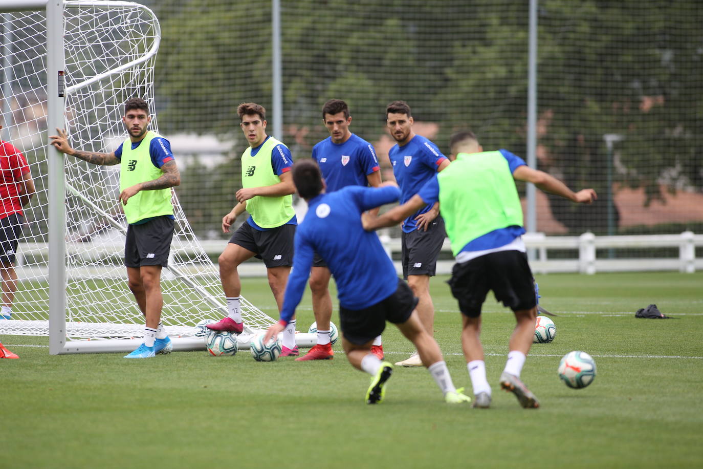 Fotos: Los jugadores del Athletic entrenan y firman autógrafos en Lezama