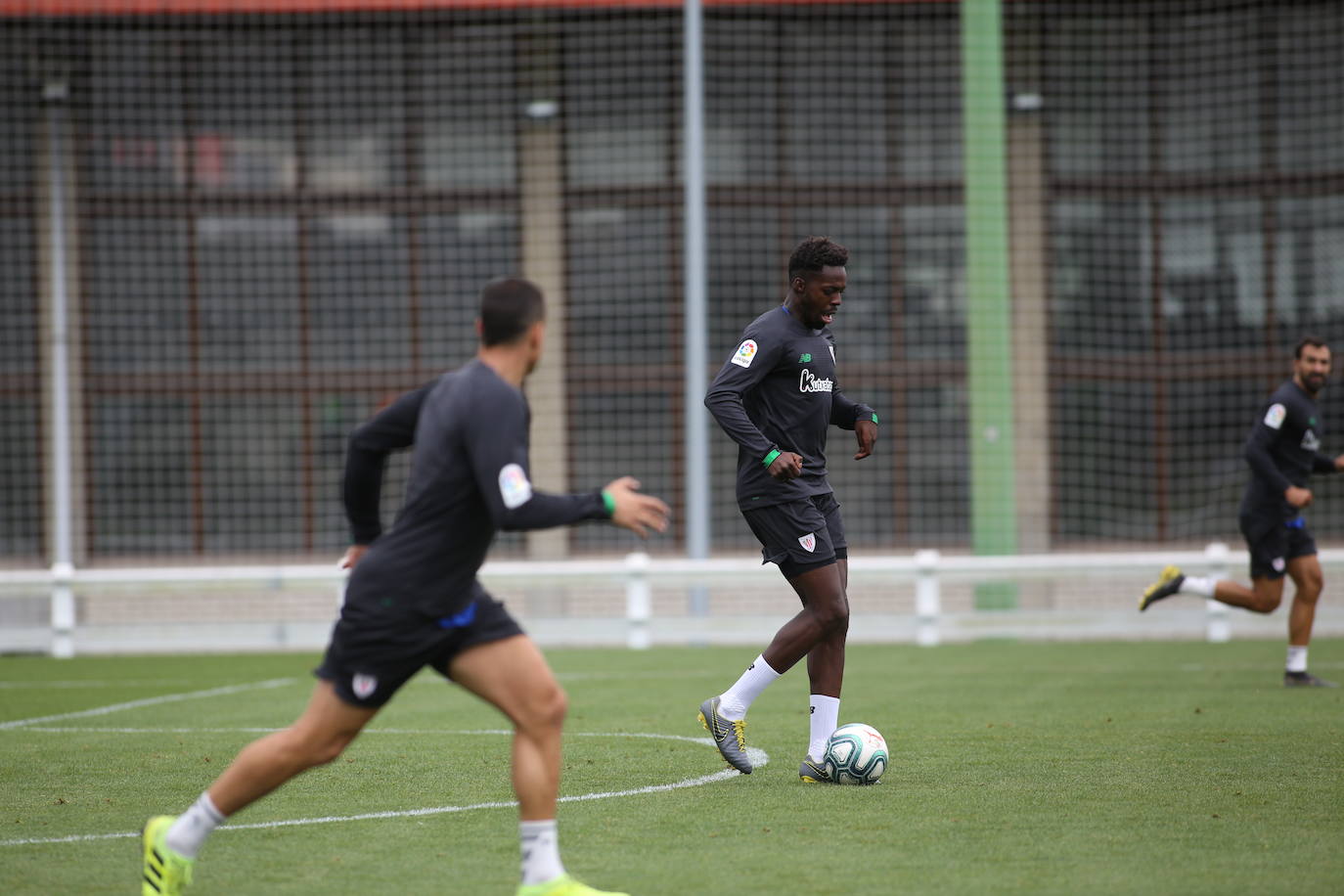 Fotos: Los jugadores del Athletic entrenan y firman autógrafos en Lezama