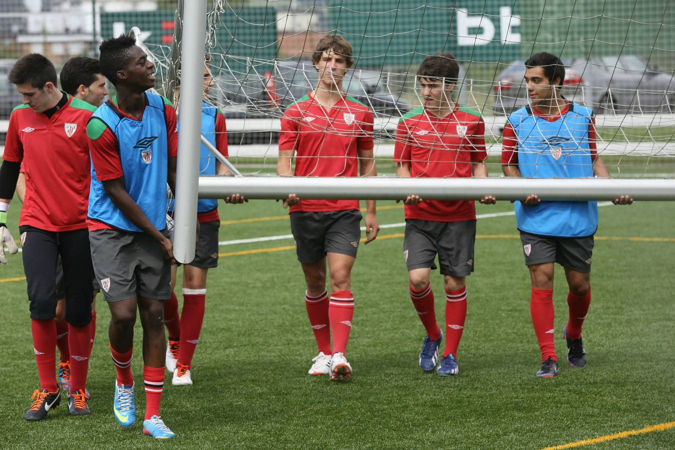 Iñaki Williams lleva una portería en un entrenamiento en Lezama con sus compañeros del juvenil en 2013.