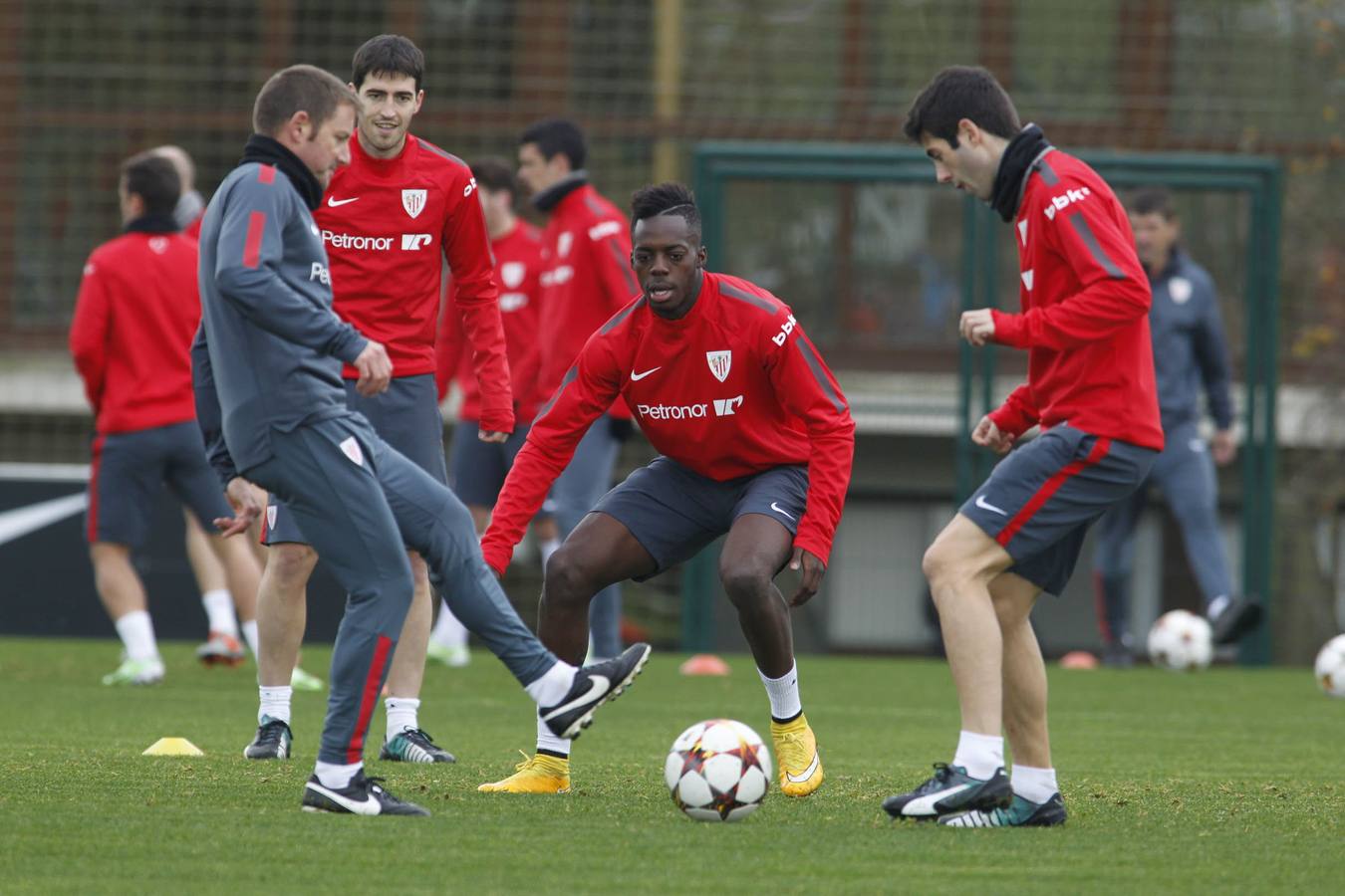 Iñaki Williams juega un rondo con José Antonio Pozanco, preparador físico, y los jugadores Andoni Iraola y Markel Susaeta, durante un entrenamiento en Lezama en diciembre de 2014.