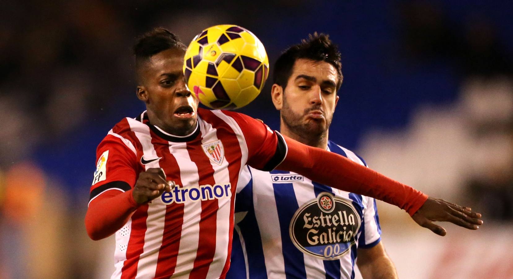 Williams pugna por un balón con un defensa del Deportivo durante un partido de Liga en Riazor en enero de 2015.