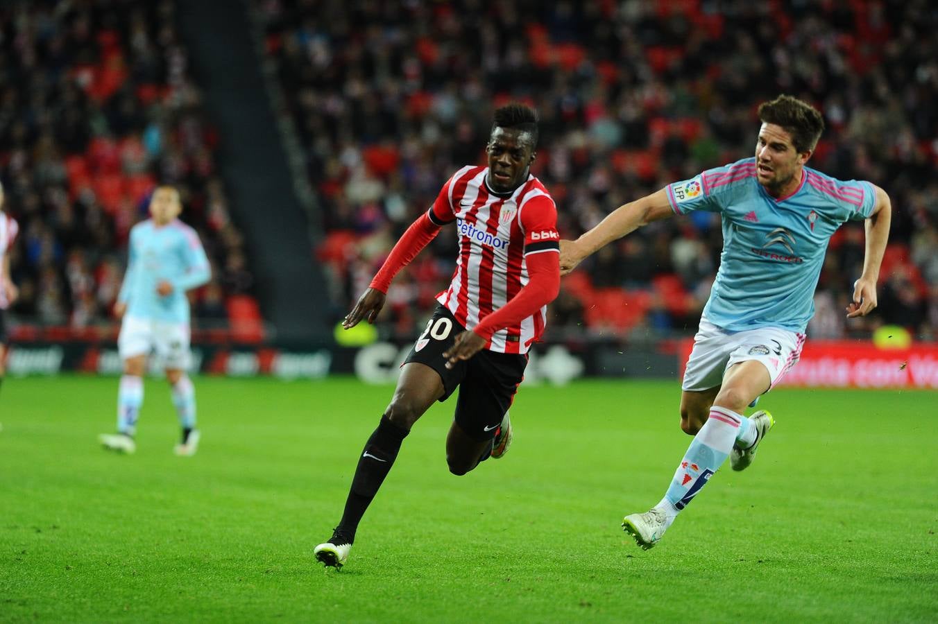 Iñaki Williams pugna con un defensor del Celta durante el partido de Copa del Athletic en enero de 2015.