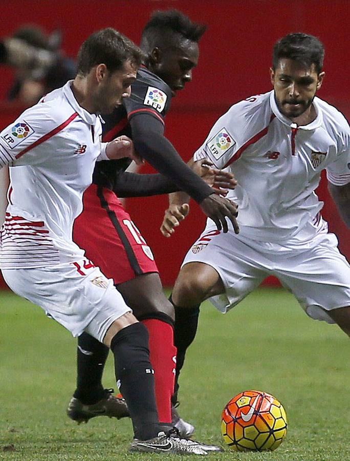 Iñaki Williams disputa un balón con el centrocampista uruguayo del Sevilla Sebastián Cristóforo, durante el partido Liga de enero de 2016.