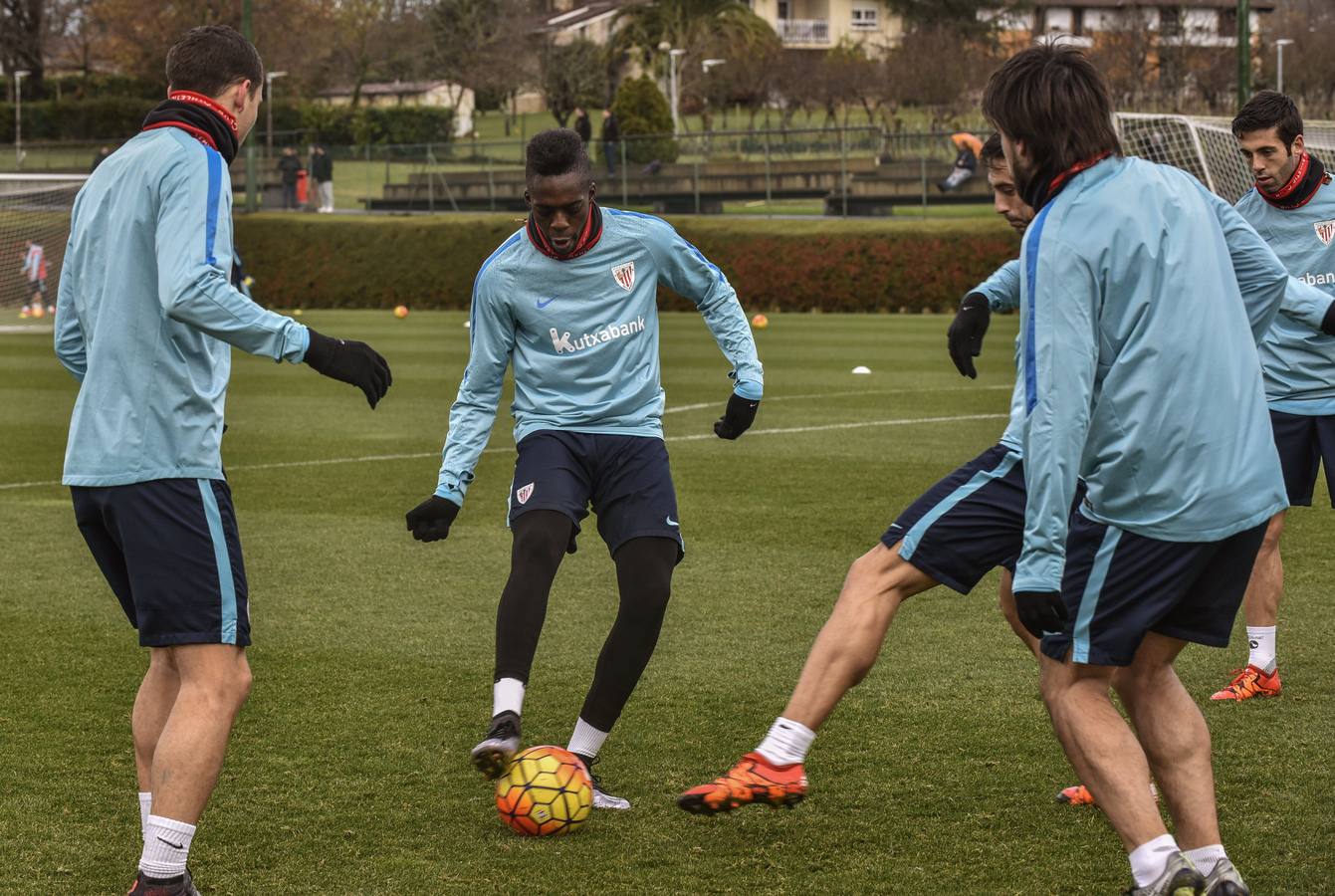 Iñaki Williams entrena en Lezama con el primer equipo del Athletic en diciembre de 2014.