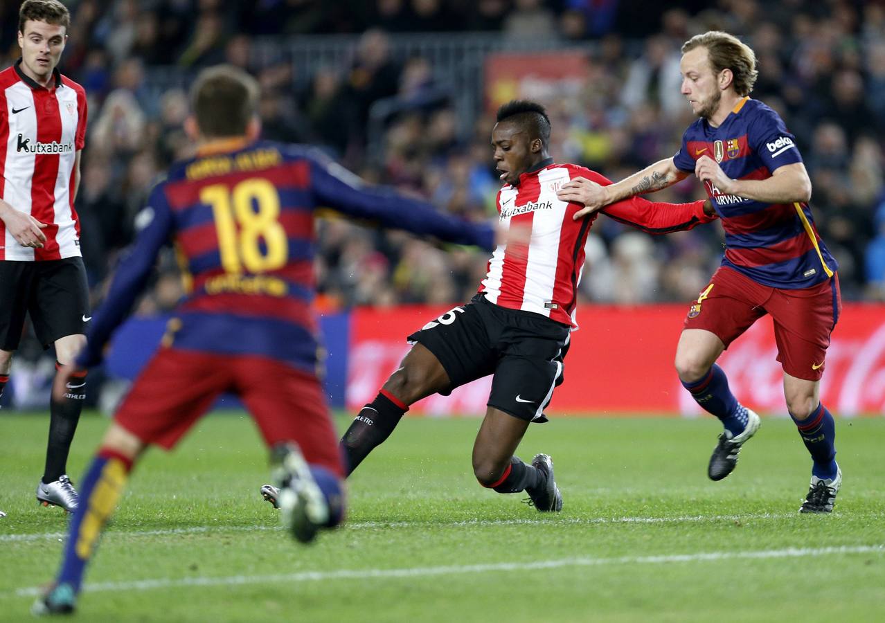 Williams juega un balón entre Jordi Alba y el croata Ivan Rakitic, ambos del Barcelona, durante el partido de Liga contra el Barcelona en el Camp Nou el 17 de enero de 2016.