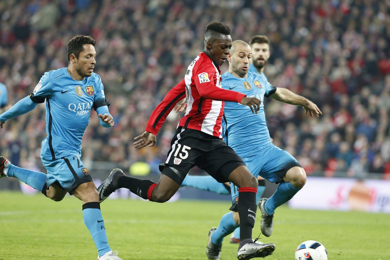 Iñaki Williams, rodeado de contrarios durante el partido de ida de cuartos de final de la Copa del Rey del pasado 20 de enero de 2016