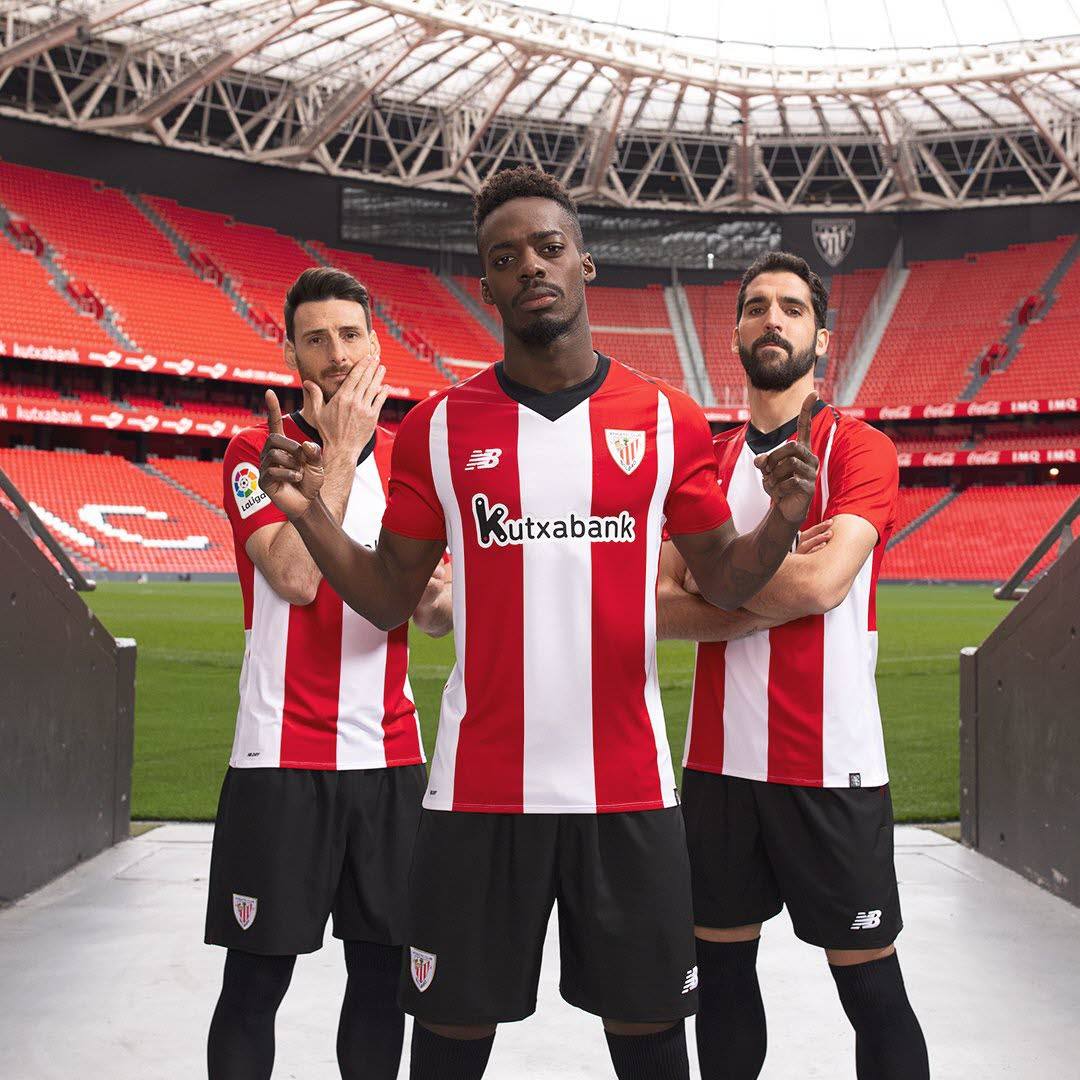 Posando con la nueva camiseta del club, en 2018.