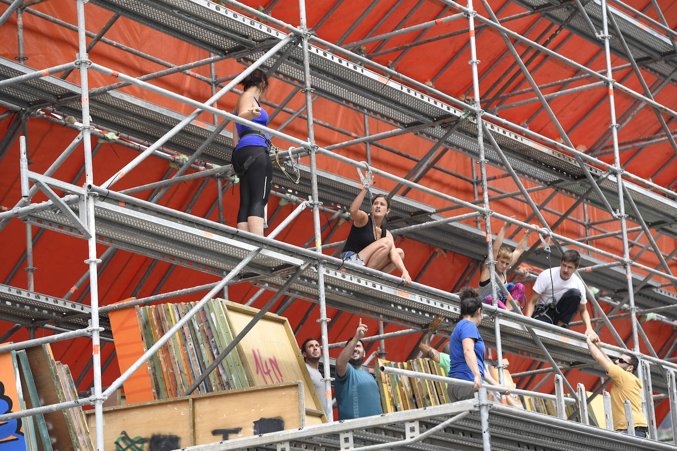 Fotos: Las comparsas montan las txosnas de Aste Nagusia 2019