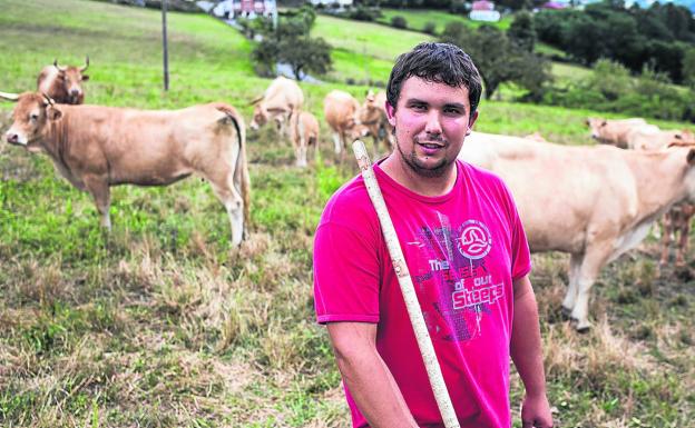 Xabier Mendizabal, de 25 años, dejó Bilbao para ocuparse del ganado de su abuelo en Carranza.