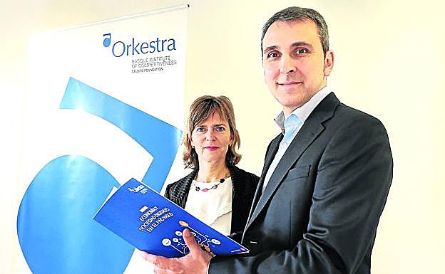 Mari Jose Aranguren, directora de Orkestra, y Agustín Zubillaga, responsable del informe.