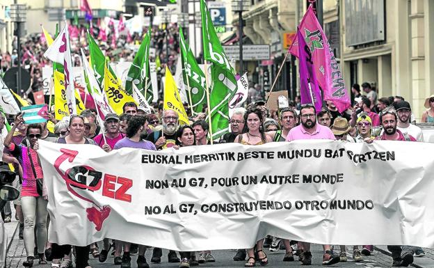 Manifestación convocada por las plataformas contrarias a la cita del G-7 el pasado mes de julio en Biarritz.