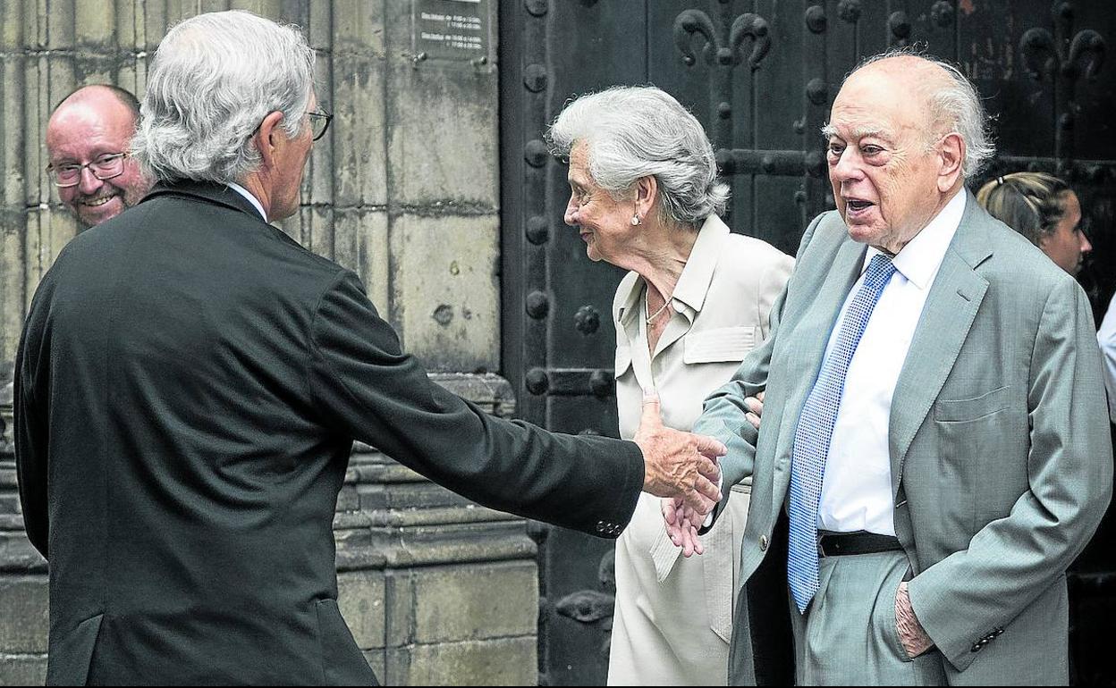 El expresidente de la Generalitat, Jordi Pujol, acompañado de su esposa, Marta Ferrusola, en una imagen de archivo.