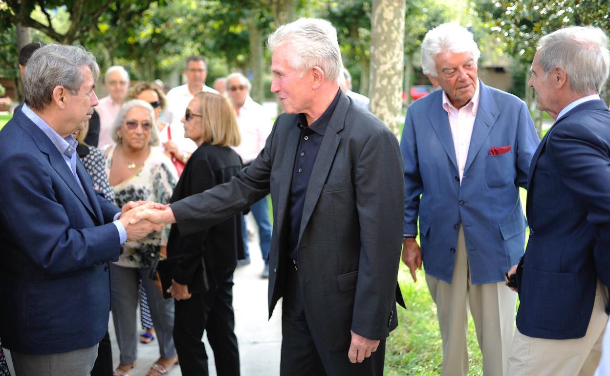 Jupp Heynckes se saluda con Arrate, mientras Lertxundi charla con Rojo. 