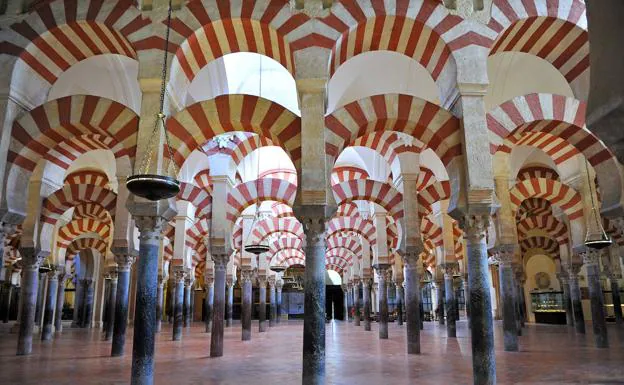 El patio de columnas de la mezquita de Córdoba es una visita obligada.