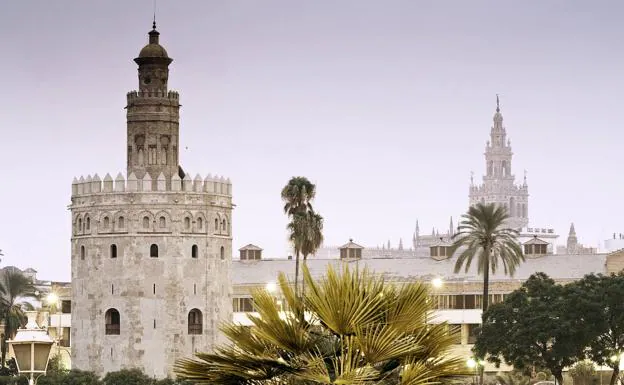 La torre del Oro y la Giralda marcan la silueta de Sevilla. 