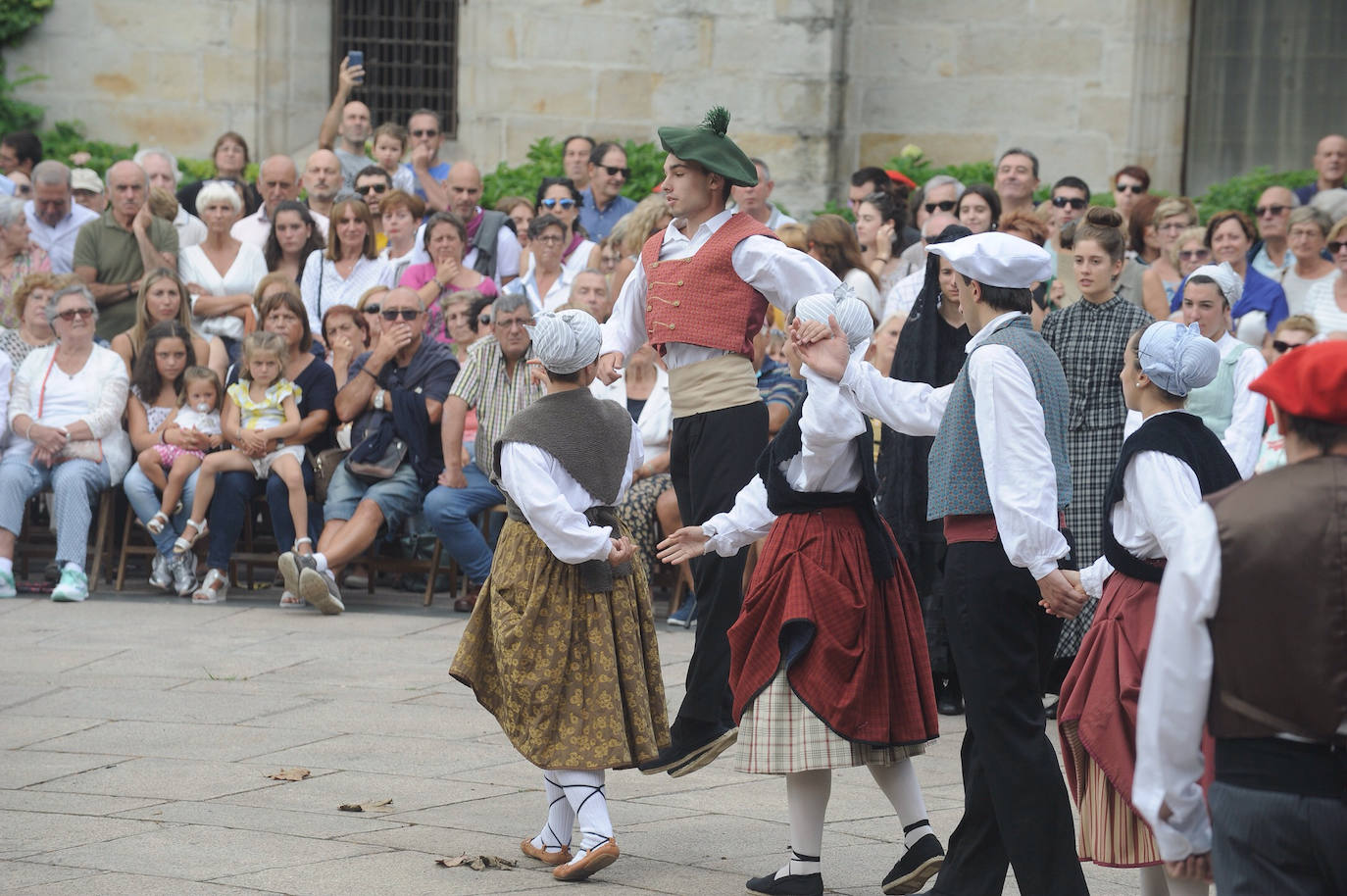 El alcalde asiste a una romería abarrotada y la Misa Mayor tradicional en esta fecha