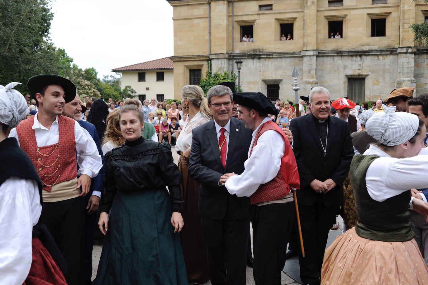 El alcalde asiste a una romería abarrotada y la Misa Mayor tradicional en esta fecha