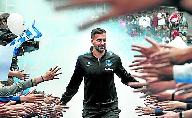 Fernando Pacheco saluda a los aficionados durante la presentación del Alavés en la Plaza de Los Fueros.