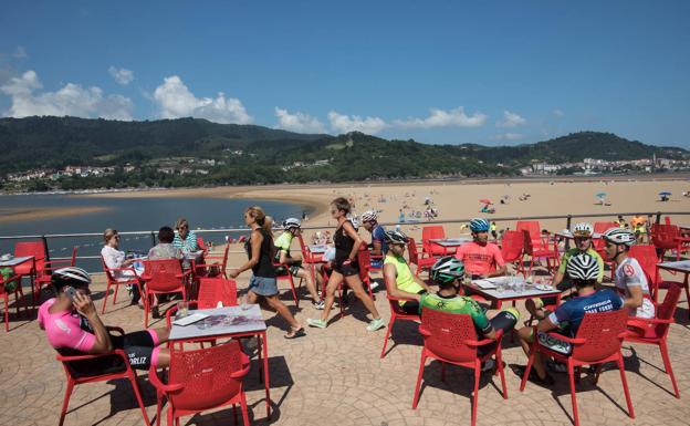 Vistas excepcionales a la reserva de Urdaibai en Atxarre.