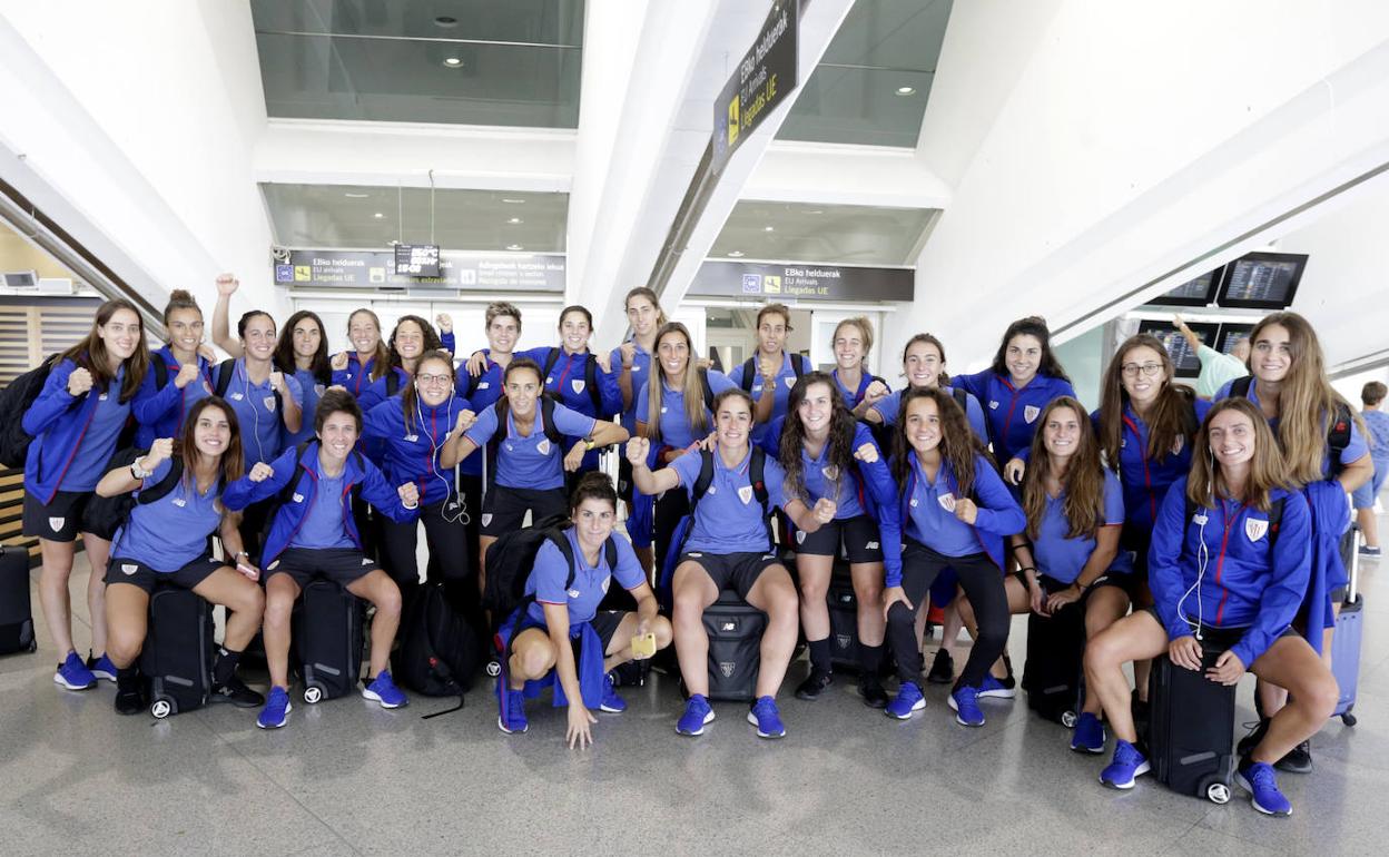 Las jugadoras rojiblancas a su llegada al aeropuerto.