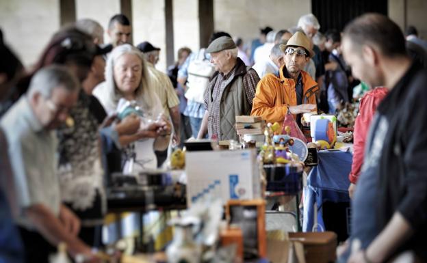 Mercado de coleccionismo de Vitoria. 