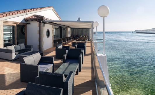 La terraza del Nácar se asoma a la desembocadura de la ría en San Vicente de la Barquera.