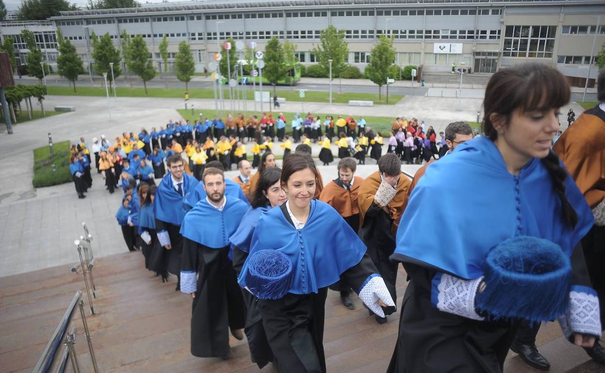 Investidura de los nuevos doctores de la UPV en el campus central de Leioa. 