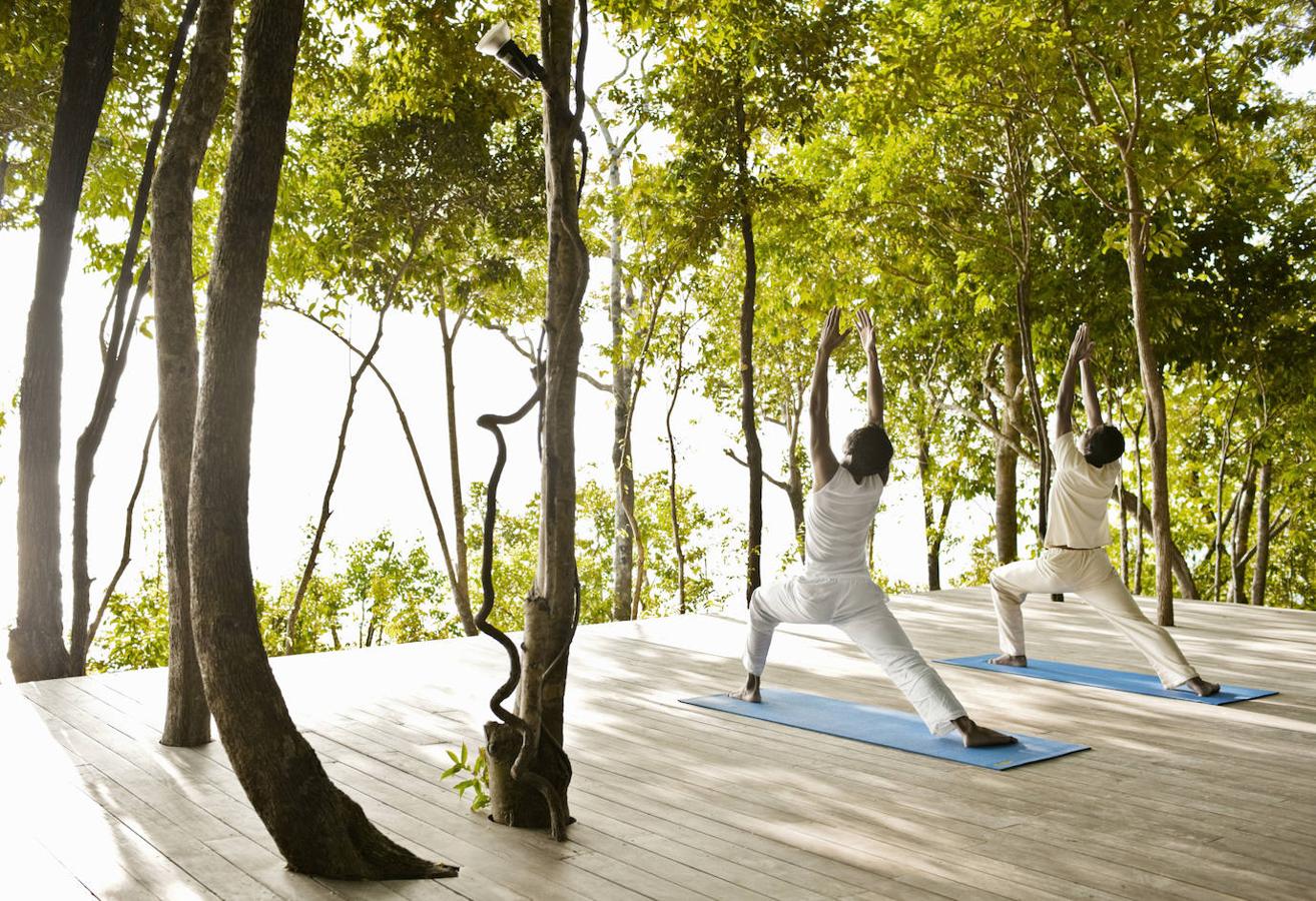 Yoga en Bali. Esta isla indonesa se convierte en la escapada perfecta para practicar yoga o comenzar a hacerlo. La serenidad de la pintoresca Bali es sinónimo de meditación y hay muchos alojamientos que ofrecen estas prácticas. En concreto, el pueblo de Ubud es una de las mejores opciones para realizar un retiro de yoga. Su exhuberante vegetación se convierte en el escenario perfecto para practicar este deporte y disfrutar de sus múltiples beneficios.