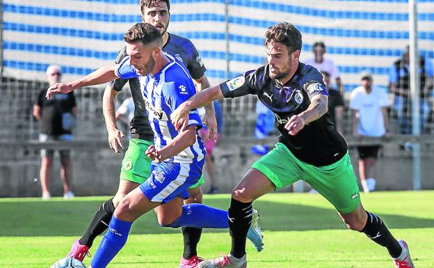 Luis Rioja se escapa de un rival durante el partido de pretemporada contra el Racing de Santander.