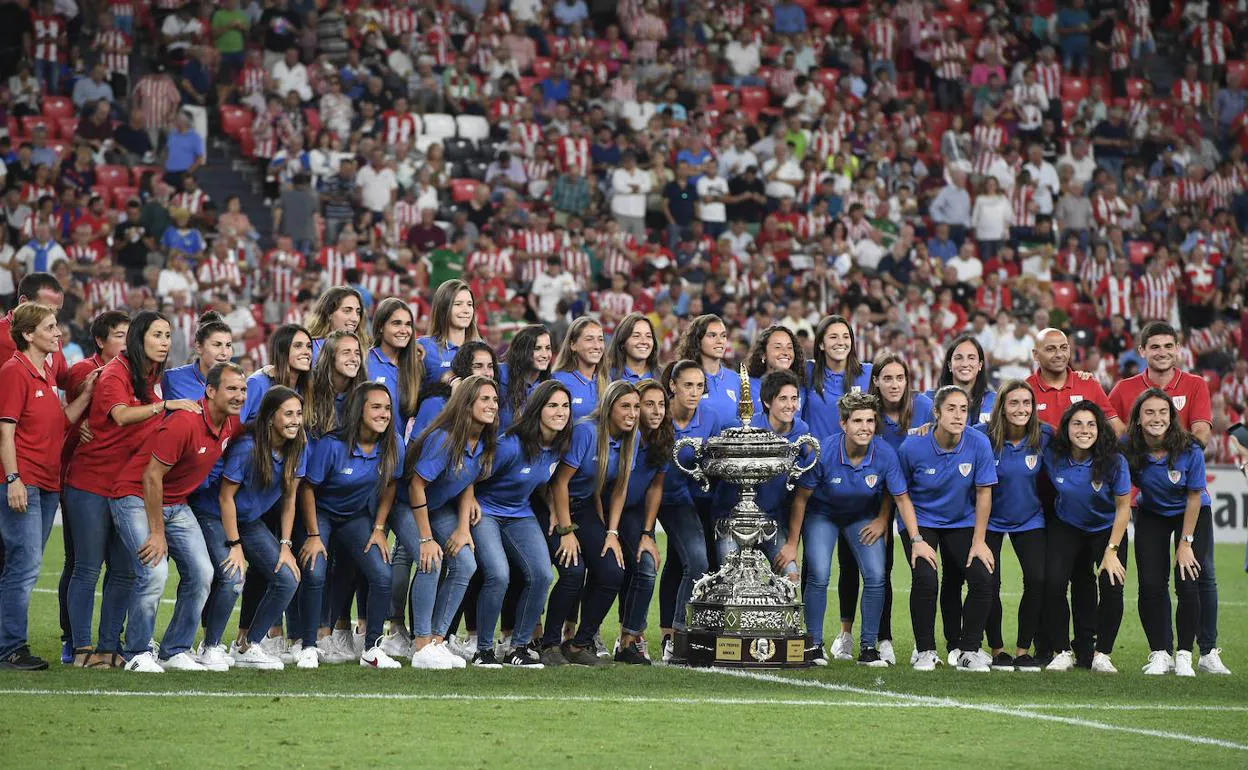 San Mamés ovaciona al Athletic femenino tras ganar el Carranza