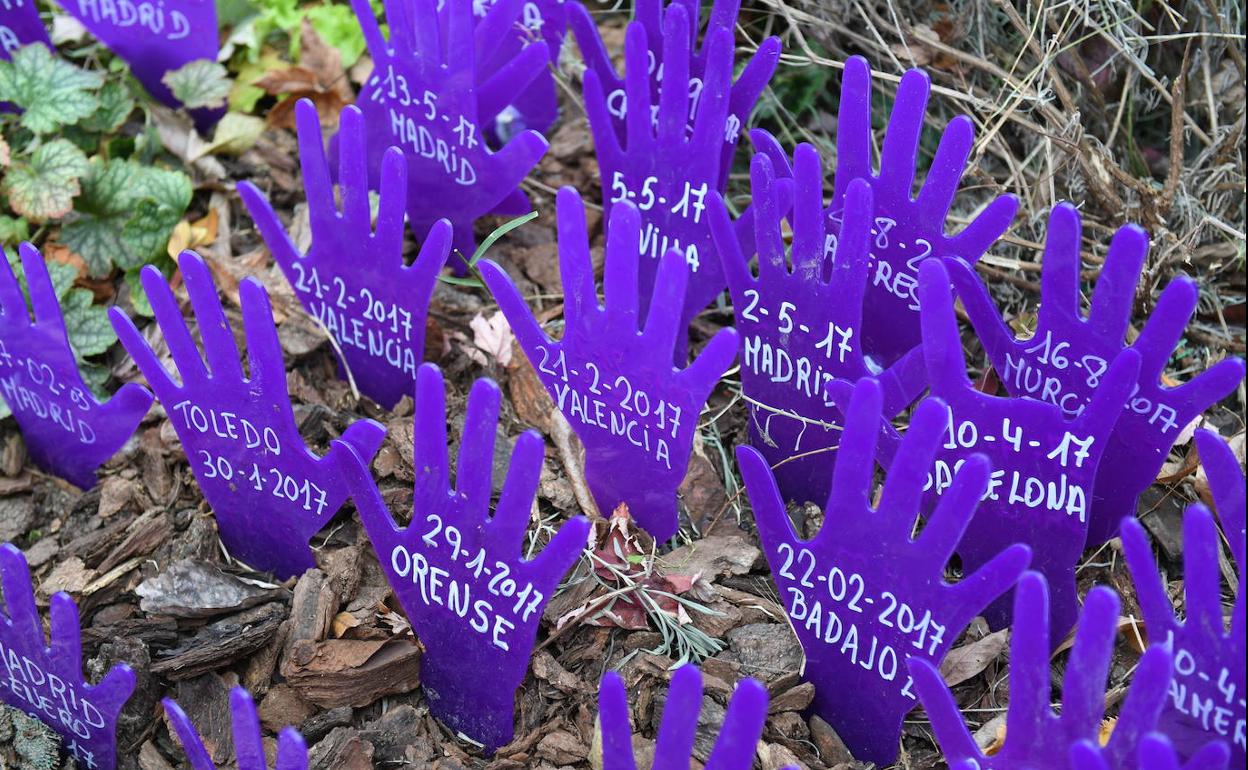 Manos colocadas en Erandio en 2017 en recuerdo de las mujeres víctimas de malos tratos.