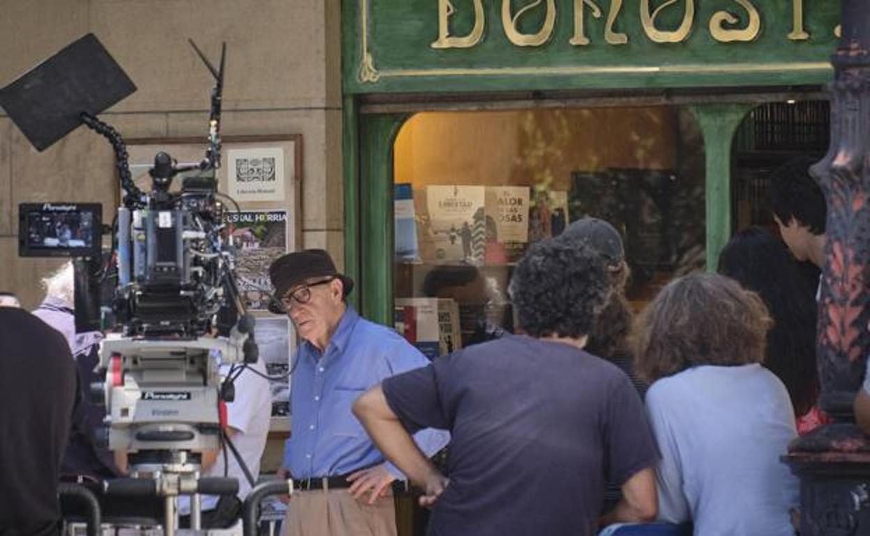 Woody Allen, en el exterior de la librería Donosti, donde se grabó una de las secuencias de su última película.