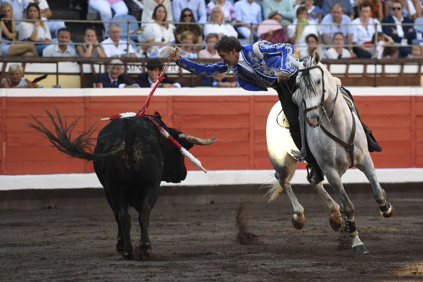 Los rejoneadores Pablo Hermoso de Mendoza, Lea Vicens y Guillermo Hermoso de Mendoza se enfrentan a seis morlacos de la ganadería. 