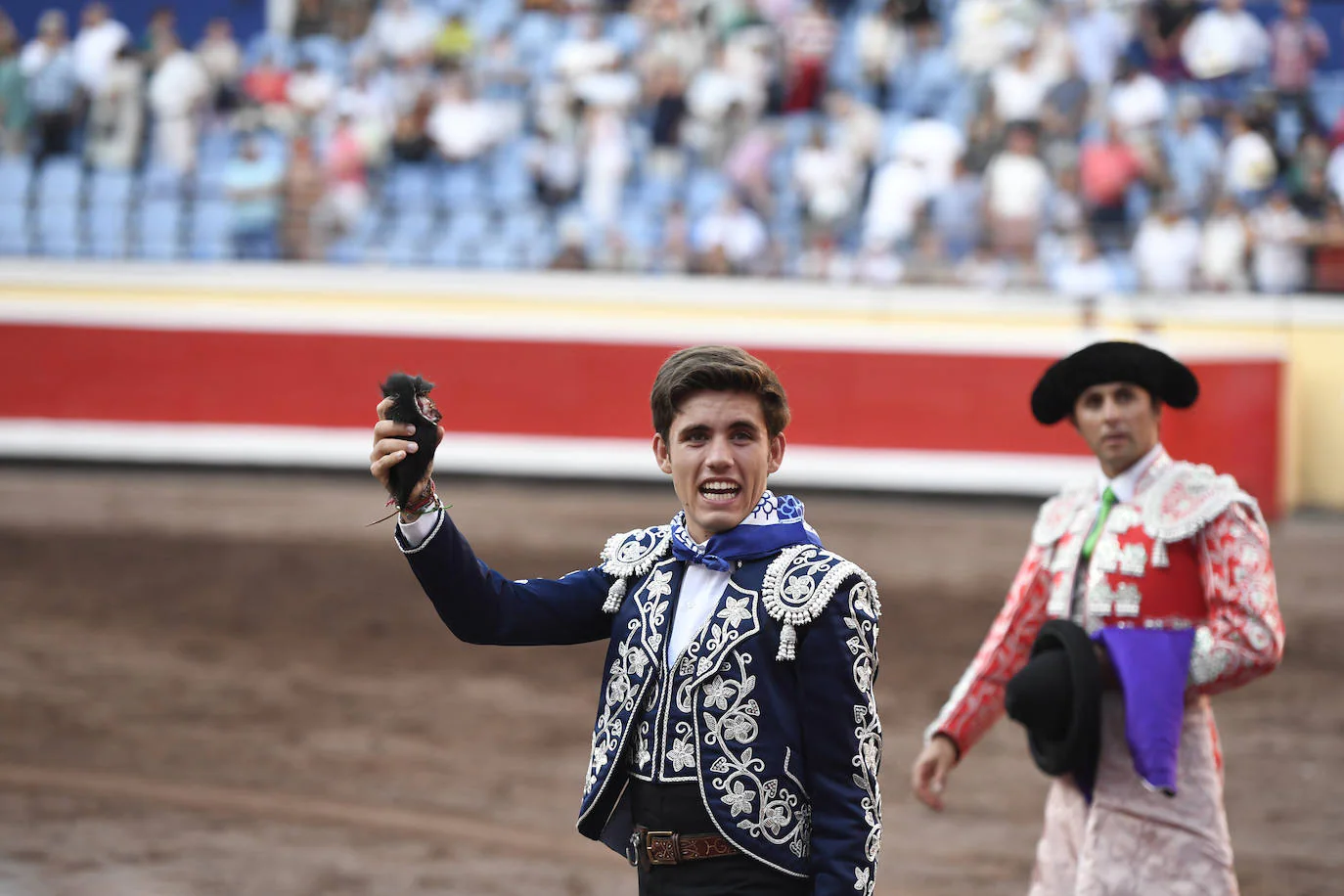 Los rejoneadores Pablo Hermoso de Mendoza, Lea Vicens y Guillermo Hermoso de Mendoza se enfrentan a seis morlacos de la ganadería. 