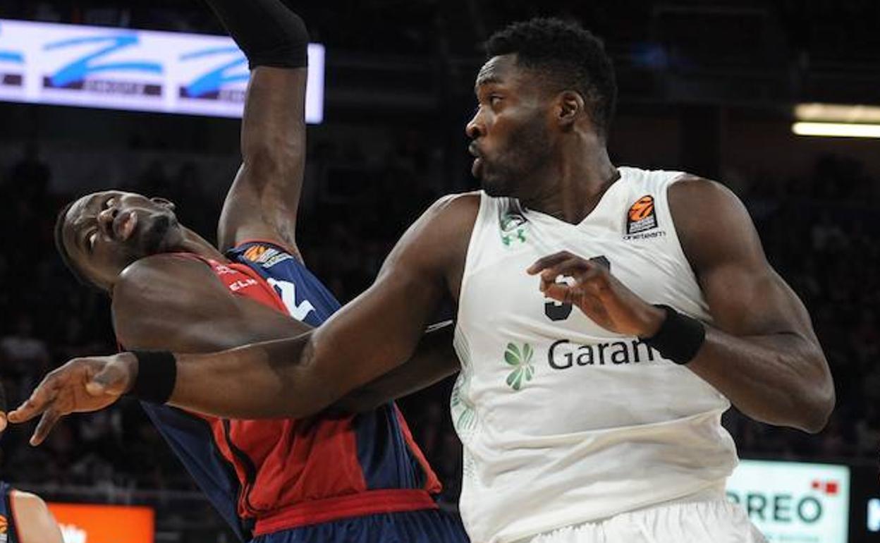 Micheal Eric impone su gran físico para ganar la posición a Ilimane Diop. 